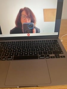 imagen de la secretaria online trabajando con su dispositivo móvil y portátil