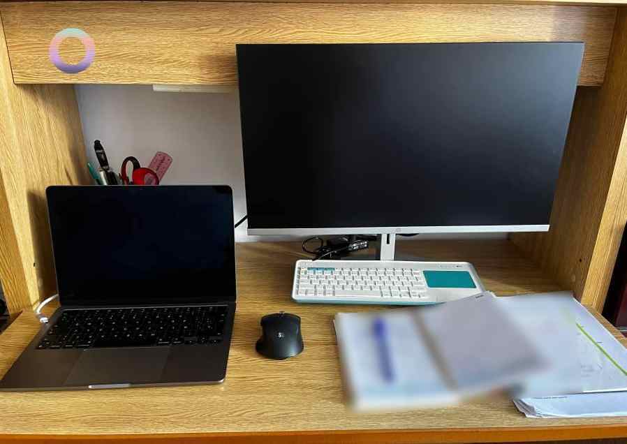 Imagen del escritorio con dispositivos, agenda y libretas