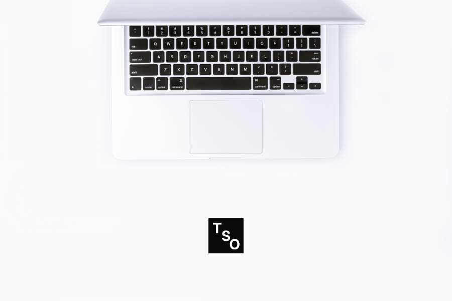 portátil representando herramienta para el perfil de secretaria administrativa